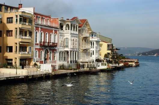 Istanbul - Yeniköy, by Josep Renalias, CC-BY-SA-3.0 http://en.wikipedia. org/wiki/Yalı